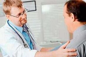 Usa ka tawo nga adunay prostatitis sa appointment sa doktor